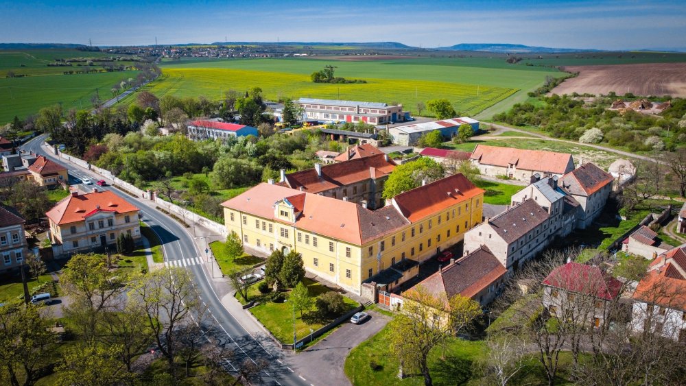 Raně barokní zámek v Cítoliby, situovaný nedaleko Louny, představuje hodnotnou kulturní památku s výrazným urbanistickým i historickým významem. Trojkřídlý, jednopatrový objekt s arkádovým nádvořím, bohatě zdobenými interiéry a terasovitou zahradou vznikl na místě starší tvrze a svou dnešní podobu získal během raně barokní přestavby.