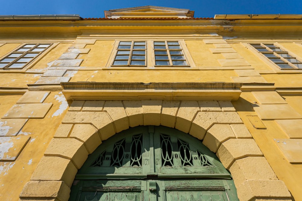 Raně barokní zámek v Cítoliby, situovaný nedaleko Louny, představuje hodnotnou kulturní památku s výrazným urbanistickým i historickým významem. Trojkřídlý, jednopatrový objekt s arkádovým nádvořím, bohatě zdobenými interiéry a terasovitou zahradou vznikl na místě starší tvrze a svou dnešní podobu získal během raně barokní přestavby.