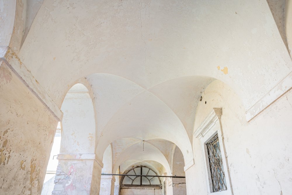Raně barokní zámek v Cítoliby, situovaný nedaleko Louny, představuje hodnotnou kulturní památku s výrazným urbanistickým i historickým významem. Trojkřídlý, jednopatrový objekt s arkádovým nádvořím, bohatě zdobenými interiéry a terasovitou zahradou vznikl na místě starší tvrze a svou dnešní podobu získal během raně barokní přestavby.
