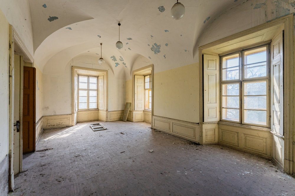 Raně barokní zámek v Cítoliby, situovaný nedaleko Louny, představuje hodnotnou kulturní památku s výrazným urbanistickým i historickým významem. Trojkřídlý, jednopatrový objekt s arkádovým nádvořím, bohatě zdobenými interiéry a terasovitou zahradou vznikl na místě starší tvrze a svou dnešní podobu získal během raně barokní přestavby.
