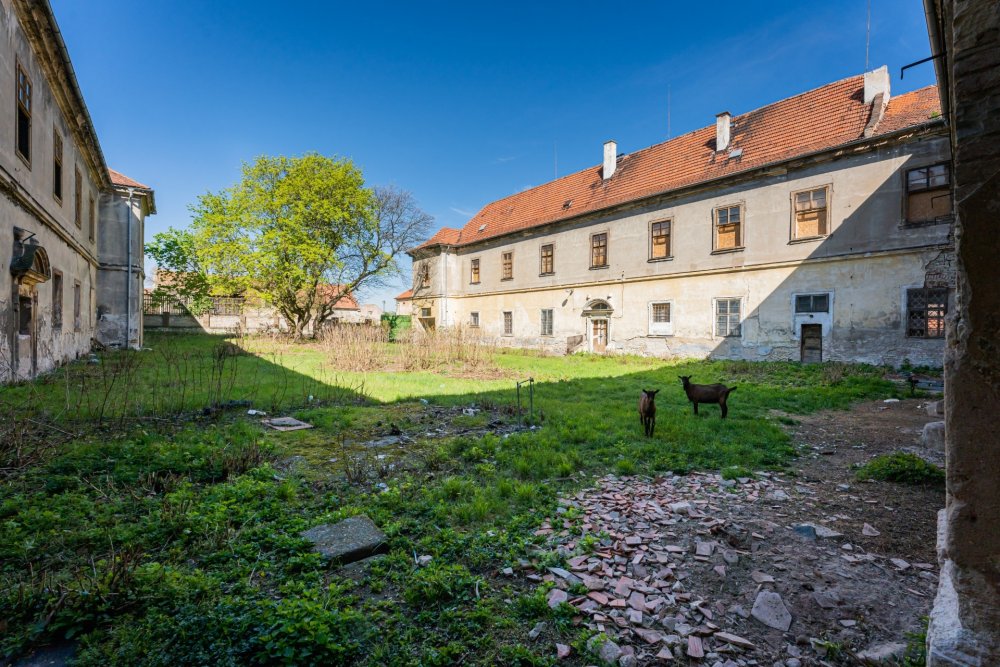 Raně barokní zámek v Cítoliby, situovaný nedaleko Louny, představuje hodnotnou kulturní památku s výrazným urbanistickým i historickým významem. Trojkřídlý, jednopatrový objekt s arkádovým nádvořím, bohatě zdobenými interiéry a terasovitou zahradou vznikl na místě starší tvrze a svou dnešní podobu získal během raně barokní přestavby.