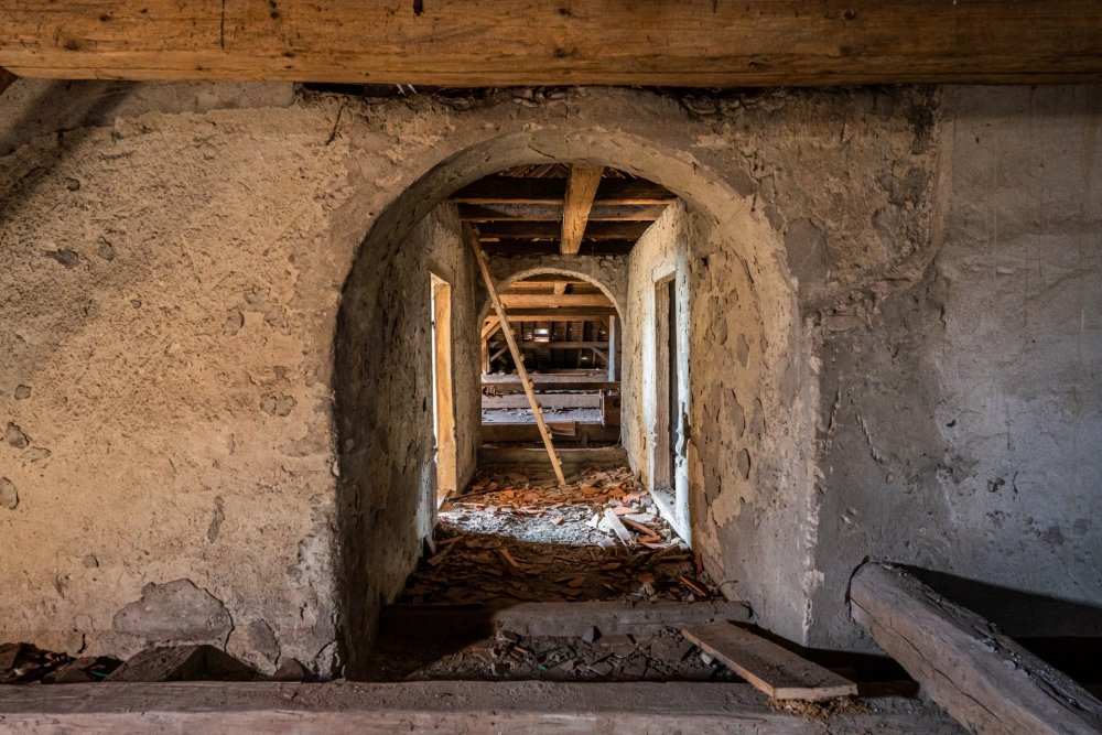 Raně barokní zámek v Cítoliby, situovaný nedaleko Louny, představuje hodnotnou kulturní památku s výrazným urbanistickým i historickým významem. Trojkřídlý, jednopatrový objekt s arkádovým nádvořím, bohatě zdobenými interiéry a terasovitou zahradou vznikl na místě starší tvrze a svou dnešní podobu získal během raně barokní přestavby.