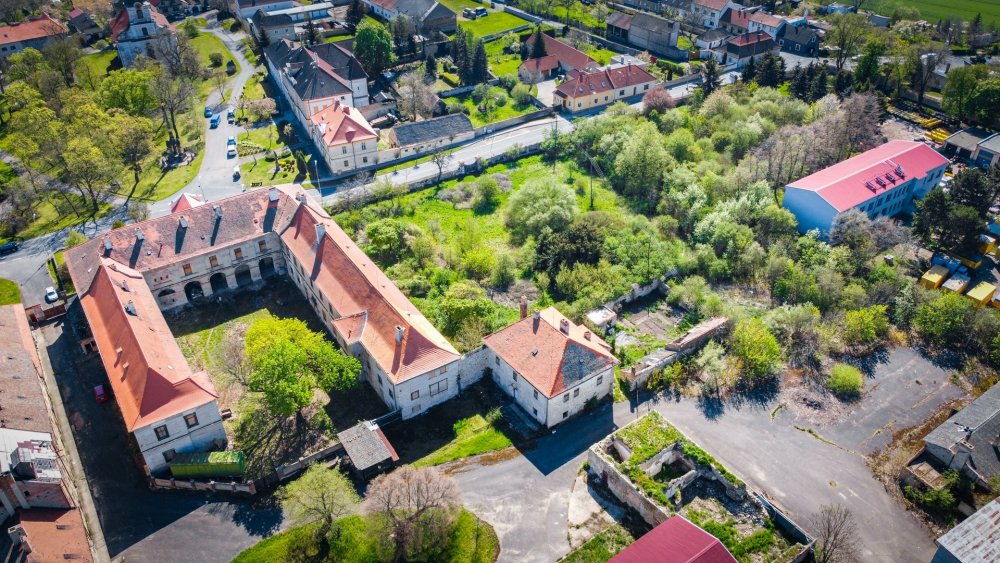 Raně barokní zámek v Cítoliby, situovaný nedaleko Louny, představuje hodnotnou kulturní památku s výrazným urbanistickým i historickým významem. Trojkřídlý, jednopatrový objekt s arkádovým nádvořím, bohatě zdobenými interiéry a terasovitou zahradou vznikl na místě starší tvrze a svou dnešní podobu získal během raně barokní přestavby.