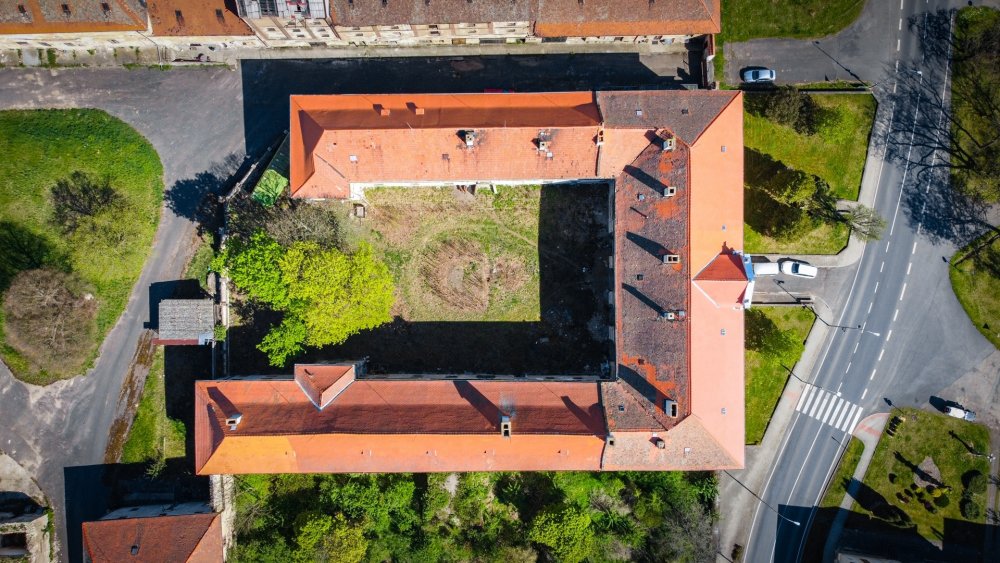 Raně barokní zámek v Cítoliby, situovaný nedaleko Louny, představuje hodnotnou kulturní památku s výrazným urbanistickým i historickým významem. Trojkřídlý, jednopatrový objekt s arkádovým nádvořím, bohatě zdobenými interiéry a terasovitou zahradou vznikl na místě starší tvrze a svou dnešní podobu získal během raně barokní přestavby.