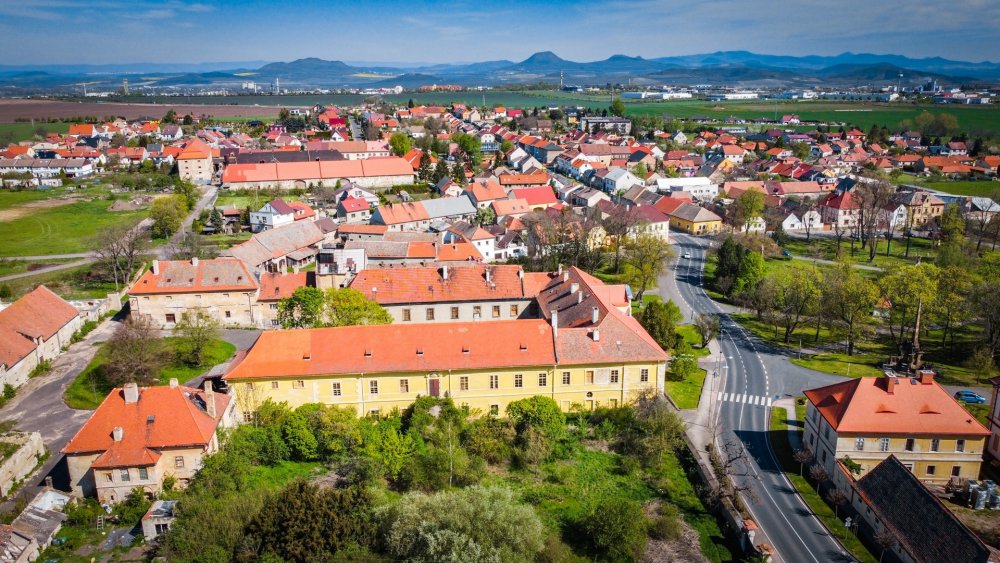 Raně barokní zámek v Cítoliby, situovaný nedaleko Louny, představuje hodnotnou kulturní památku s výrazným urbanistickým i historickým významem. Trojkřídlý, jednopatrový objekt s arkádovým nádvořím, bohatě zdobenými interiéry a terasovitou zahradou vznikl na místě starší tvrze a svou dnešní podobu získal během raně barokní přestavby.