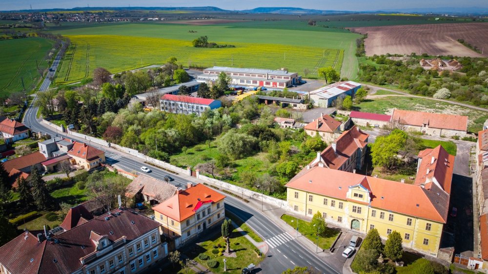 Raně barokní zámek v Cítoliby, situovaný nedaleko Louny, představuje hodnotnou kulturní památku s výrazným urbanistickým i historickým významem. Trojkřídlý, jednopatrový objekt s arkádovým nádvořím, bohatě zdobenými interiéry a terasovitou zahradou vznikl na místě starší tvrze a svou dnešní podobu získal během raně barokní přestavby.
