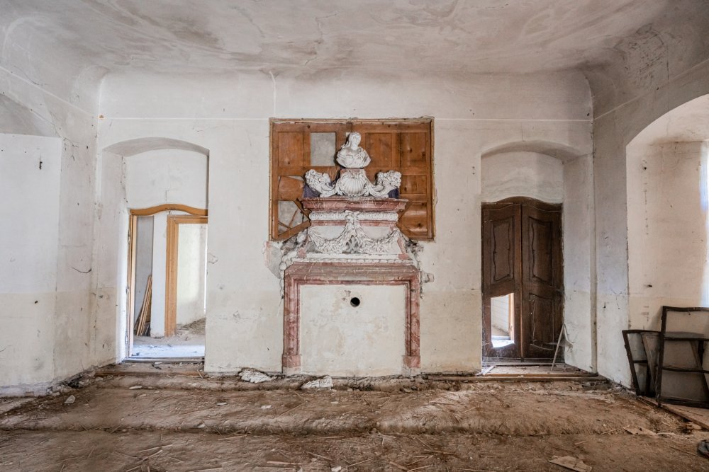 Raně barokní zámek v Cítoliby, situovaný nedaleko Louny, představuje hodnotnou kulturní památku s výrazným urbanistickým i historickým významem. Trojkřídlý, jednopatrový objekt s arkádovým nádvořím, bohatě zdobenými interiéry a terasovitou zahradou vznikl na místě starší tvrze a svou dnešní podobu získal během raně barokní přestavby.