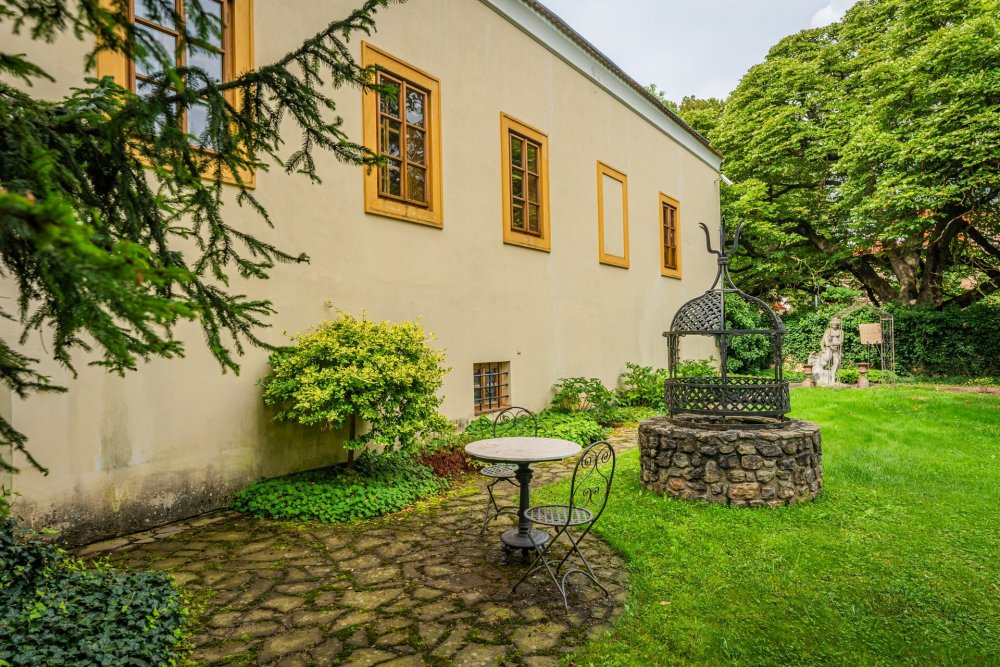 Výjimečná historická tvrz nedaleko Prahy, jejíž kořeny sahají až do roku 996, nabízí unikátní spojení románských, gotických, renesančních i barokních prvků a prošla citlivou rekonstrukcí do současné podoby. Rozsáhlý čtyřkřídlý objekt o ploše cca 2 500 m² poskytuje luxusní zázemí pro bydlení i komerční využití, včetně wellness, společenských sálů, apartmánů, kaple či vinárny.