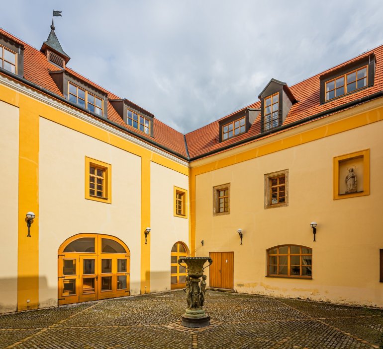 Výjimečná historická tvrz nedaleko Prahy, jejíž kořeny sahají až do roku 996, nabízí unikátní spojení románských, gotických, renesančních i barokních prvků a prošla citlivou rekonstrukcí do současné podoby. Rozsáhlý čtyřkřídlý objekt o ploše cca 2 500 m² poskytuje luxusní zázemí pro bydlení i komerční využití, včetně wellness, společenských sálů, apartmánů, kaple či vinárny.