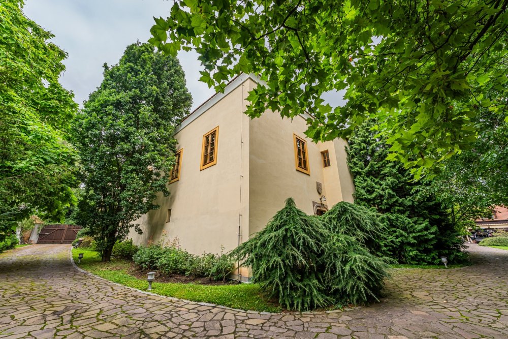 Výjimečná historická tvrz nedaleko Prahy, jejíž kořeny sahají až do roku 996, nabízí unikátní spojení románských, gotických, renesančních i barokních prvků a prošla citlivou rekonstrukcí do současné podoby. Rozsáhlý čtyřkřídlý objekt o ploše cca 2 500 m² poskytuje luxusní zázemí pro bydlení i komerční využití, včetně wellness, společenských sálů, apartmánů, kaple či vinárny.