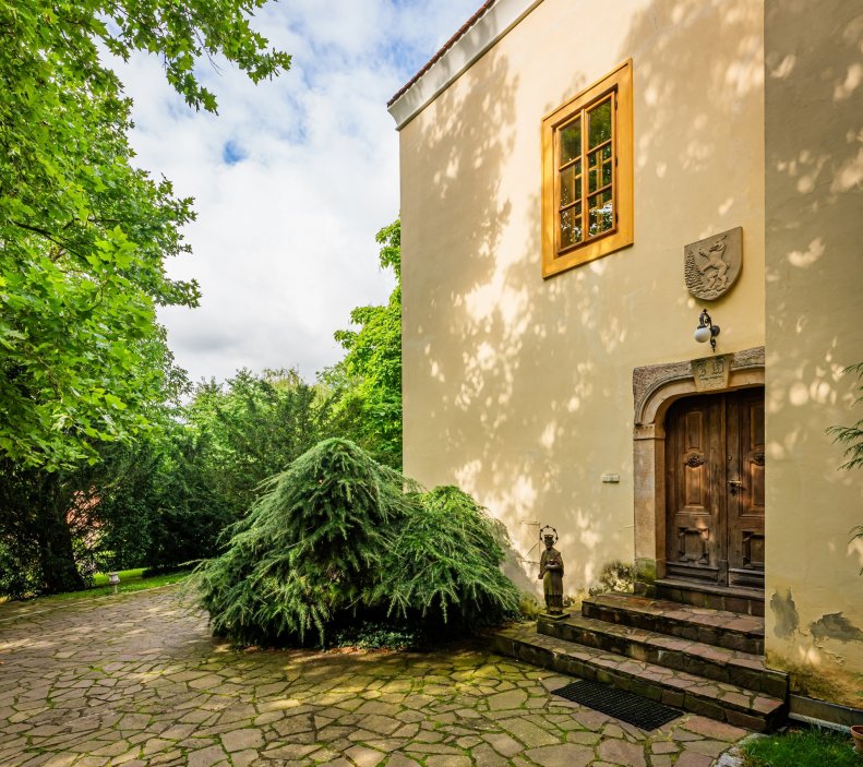 Výjimečná historická tvrz nedaleko Prahy, jejíž kořeny sahají až do roku 996, nabízí unikátní spojení románských, gotických, renesančních i barokních prvků a prošla citlivou rekonstrukcí do současné podoby. Rozsáhlý čtyřkřídlý objekt o ploše cca 2 500 m² poskytuje luxusní zázemí pro bydlení i komerční využití, včetně wellness, společenských sálů, apartmánů, kaple či vinárny.