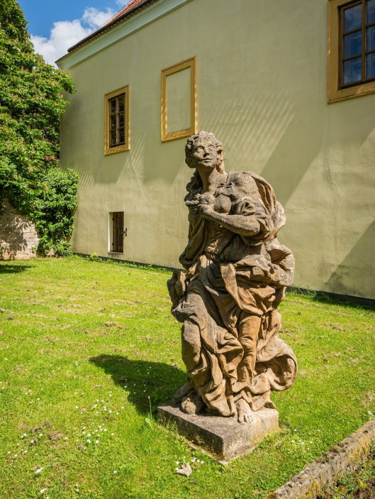 Výjimečná historická tvrz nedaleko Prahy, jejíž kořeny sahají až do roku 996, nabízí unikátní spojení románských, gotických, renesančních i barokních prvků a prošla citlivou rekonstrukcí do současné podoby. Rozsáhlý čtyřkřídlý objekt o ploše cca 2 500 m² poskytuje luxusní zázemí pro bydlení i komerční využití, včetně wellness, společenských sálů, apartmánů, kaple či vinárny.