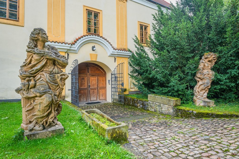 Výjimečná historická tvrz nedaleko Prahy, jejíž kořeny sahají až do roku 996, nabízí unikátní spojení románských, gotických, renesančních i barokních prvků a prošla citlivou rekonstrukcí do současné podoby. Rozsáhlý čtyřkřídlý objekt o ploše cca 2 500 m² poskytuje luxusní zázemí pro bydlení i komerční využití, včetně wellness, společenských sálů, apartmánů, kaple či vinárny.