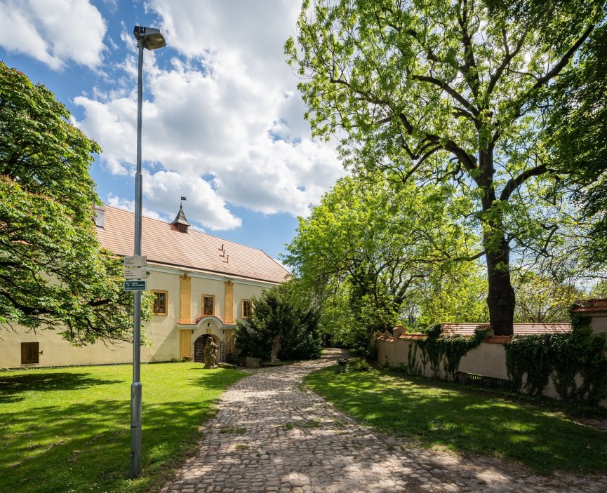 Výjimečná historická tvrz nedaleko Prahy, jejíž kořeny sahají až do roku 996, nabízí unikátní spojení románských, gotických, renesančních i barokních prvků a prošla citlivou rekonstrukcí do současné podoby. Rozsáhlý čtyřkřídlý objekt o ploše cca 2 500 m² poskytuje luxusní zázemí pro bydlení i komerční využití, včetně wellness, společenských sálů, apartmánů, kaple či vinárny.