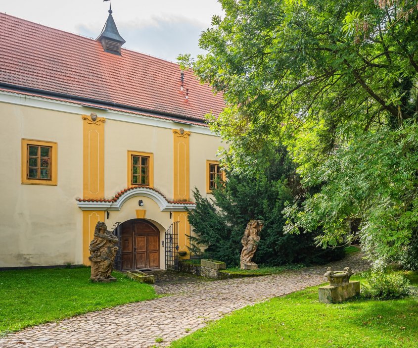 Výjimečná historická tvrz nedaleko Prahy, jejíž kořeny sahají až do roku 996, nabízí unikátní spojení románských, gotických, renesančních i barokních prvků a prošla citlivou rekonstrukcí do současné podoby. Rozsáhlý čtyřkřídlý objekt o ploše cca 2 500 m² poskytuje luxusní zázemí pro bydlení i komerční využití, včetně wellness, společenských sálů, apartmánů, kaple či vinárny.