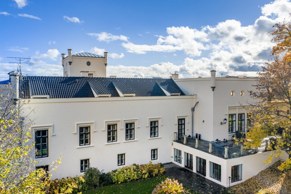 Zámek Trnová je výjimečná historická rezidence nedaleko Prahy, která spojuje barokní původ s klasicistními a romantickými prvky a prošla kompletní moderní rekonstrukcí. Nabízí luxusní zázemí o ploše 1 585 m² včetně reprezentačních sálů, 10 ložnic, wellness, profesionálně vybavených kuchyní a rozsáhlé zahrady s jezírkem.