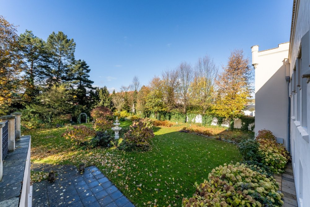 Zámek Trnová je výjimečná historická rezidence nedaleko Prahy, která spojuje barokní původ s klasicistními a romantickými prvky a prošla kompletní moderní rekonstrukcí. Nabízí luxusní zázemí o ploše 1 585 m² včetně reprezentačních sálů, 10 ložnic, wellness, profesionálně vybavených kuchyní a rozsáhlé zahrady s jezírkem.