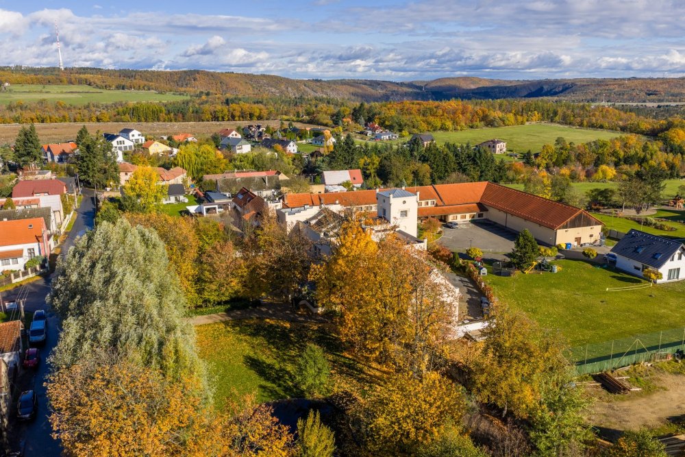 Zámek Trnová je výjimečná historická rezidence nedaleko Prahy, která spojuje barokní původ s klasicistními a romantickými prvky a prošla kompletní moderní rekonstrukcí. Nabízí luxusní zázemí o ploše 1 585 m² včetně reprezentačních sálů, 10 ložnic, wellness, profesionálně vybavených kuchyní a rozsáhlé zahrady s jezírkem.