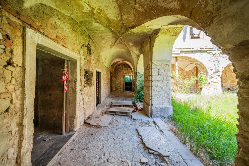 Zámecký areál ve Vršovicích (okres Louny) o rozloze 15 805 m² s celkovou podlahovou plochou cca 5 000 m² je situovaný v malebné zátočině na břehu řeky Ohře, vhodný pro podnikatelské využití. Součástí je historický zámek se čtyřkřídlou dispozicí a třemi hospodářskými budovami, z nichž jedna již prošla částečnou rekonstrukcí a nabízí široké možnosti pro ubytování, zdravotnictví či wellness.