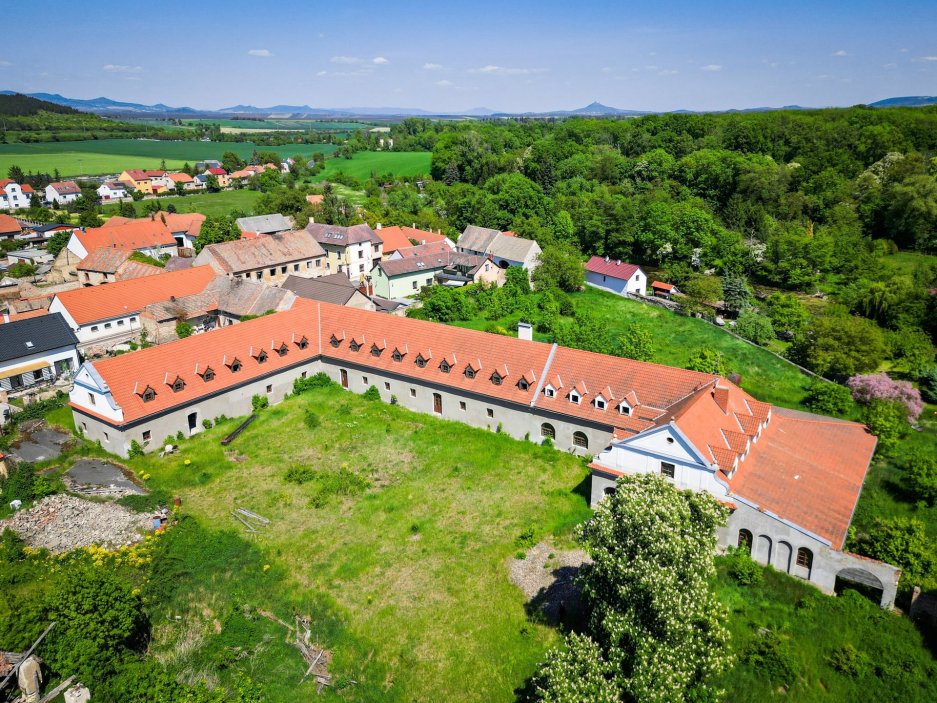 Zámecký areál ve Vršovicích (okres Louny) o rozloze 15 805 m² s celkovou podlahovou plochou cca 5 000 m² je situovaný v malebné zátočině na břehu řeky Ohře, vhodný pro podnikatelské využití. Součástí je historický zámek se čtyřkřídlou dispozicí a třemi hospodářskými budovami, z nichž jedna již prošla částečnou rekonstrukcí a nabízí široké možnosti pro ubytování, zdravotnictví či wellness.