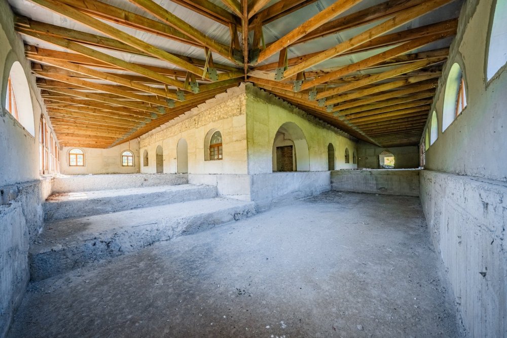 Zámecký areál ve Vršovicích (okres Louny) o rozloze 15 805 m² s celkovou podlahovou plochou cca 5 000 m² je situovaný v malebné zátočině na břehu řeky Ohře, vhodný pro podnikatelské využití. Součástí je historický zámek se čtyřkřídlou dispozicí a třemi hospodářskými budovami, z nichž jedna již prošla částečnou rekonstrukcí a nabízí široké možnosti pro ubytování, zdravotnictví či wellness.