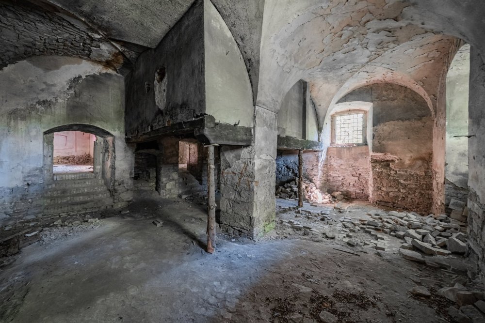 Zámecký areál ve Vršovicích (okres Louny) o rozloze 15 805 m² s celkovou podlahovou plochou cca 5 000 m² je situovaný v malebné zátočině na břehu řeky Ohře, vhodný pro podnikatelské využití. Součástí je historický zámek se čtyřkřídlou dispozicí a třemi hospodářskými budovami, z nichž jedna již prošla částečnou rekonstrukcí a nabízí široké možnosti pro ubytování, zdravotnictví či wellness.