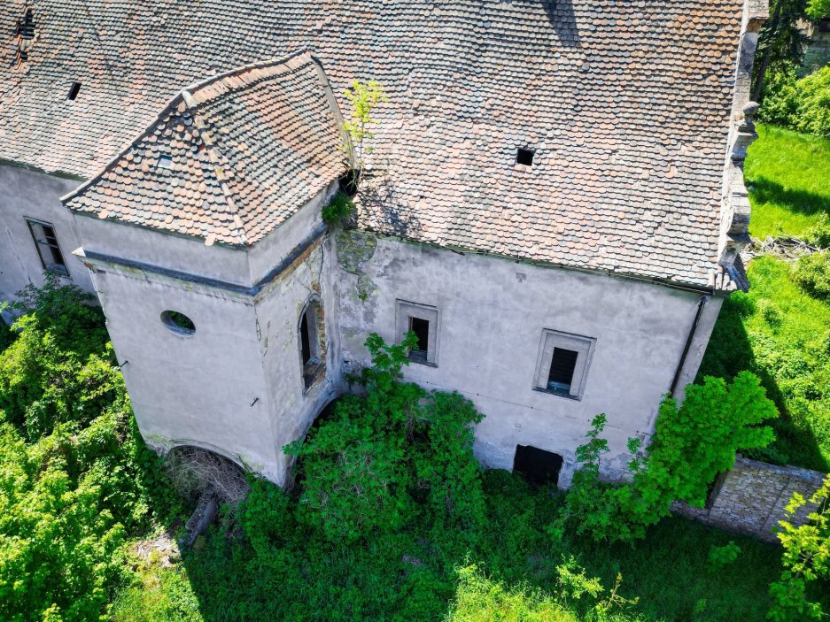 Zámecký areál ve Vršovicích (okres Louny) o rozloze 15 805 m² s celkovou podlahovou plochou cca 5 000 m² je situovaný v malebné zátočině na břehu řeky Ohře, vhodný pro podnikatelské využití. Součástí je historický zámek se čtyřkřídlou dispozicí a třemi hospodářskými budovami, z nichž jedna již prošla částečnou rekonstrukcí a nabízí široké možnosti pro ubytování, zdravotnictví či wellness.