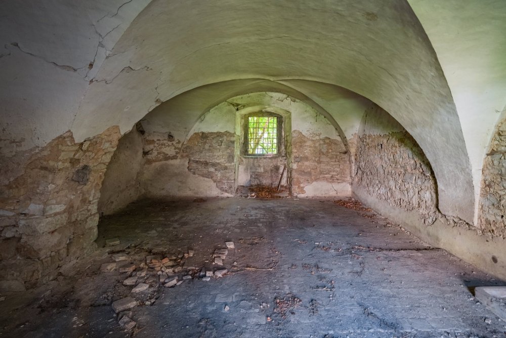 Zámecký areál ve Vršovicích (okres Louny) o rozloze 15 805 m² s celkovou podlahovou plochou cca 5 000 m² je situovaný v malebné zátočině na břehu řeky Ohře, vhodný pro podnikatelské využití. Součástí je historický zámek se čtyřkřídlou dispozicí a třemi hospodářskými budovami, z nichž jedna již prošla částečnou rekonstrukcí a nabízí široké možnosti pro ubytování, zdravotnictví či wellness.