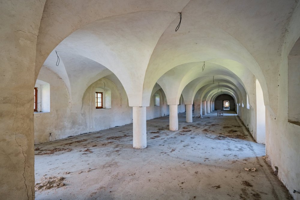 Zámecký areál ve Vršovicích (okres Louny) o rozloze 15 805 m² s celkovou podlahovou plochou cca 5 000 m² je situovaný v malebné zátočině na břehu řeky Ohře, vhodný pro podnikatelské využití. Součástí je historický zámek se čtyřkřídlou dispozicí a třemi hospodářskými budovami, z nichž jedna již prošla částečnou rekonstrukcí a nabízí široké možnosti pro ubytování, zdravotnictví či wellness.
