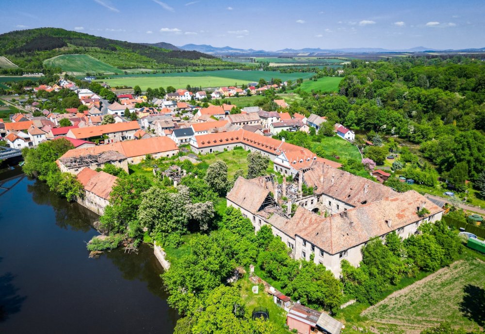Zámecký areál ve Vršovicích (okres Louny) o rozloze 15 805 m² s celkovou podlahovou plochou cca 5 000 m² je situovaný v malebné zátočině na břehu řeky Ohře, vhodný pro podnikatelské využití. Součástí je historický zámek se čtyřkřídlou dispozicí a třemi hospodářskými budovami, z nichž jedna již prošla částečnou rekonstrukcí a nabízí široké možnosti pro ubytování, zdravotnictví či wellness.