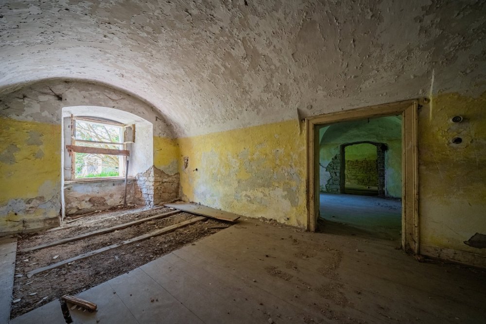 Zámecký areál ve Vršovicích (okres Louny) o rozloze 15 805 m² s celkovou podlahovou plochou cca 5 000 m² je situovaný v malebné zátočině na břehu řeky Ohře, vhodný pro podnikatelské využití. Součástí je historický zámek se čtyřkřídlou dispozicí a třemi hospodářskými budovami, z nichž jedna již prošla částečnou rekonstrukcí a nabízí široké možnosti pro ubytování, zdravotnictví či wellness.