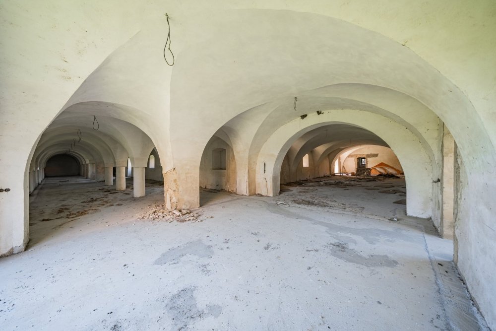 Zámecký areál ve Vršovicích (okres Louny) o rozloze 15 805 m² s celkovou podlahovou plochou cca 5 000 m² je situovaný v malebné zátočině na břehu řeky Ohře, vhodný pro podnikatelské využití. Součástí je historický zámek se čtyřkřídlou dispozicí a třemi hospodářskými budovami, z nichž jedna již prošla částečnou rekonstrukcí a nabízí široké možnosti pro ubytování, zdravotnictví či wellness.