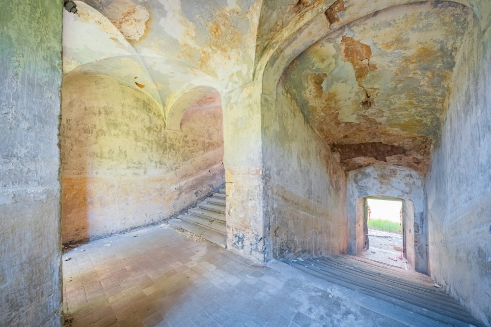 Zámecký areál ve Vršovicích (okres Louny) o rozloze 15 805 m² s celkovou podlahovou plochou cca 5 000 m² je situovaný v malebné zátočině na břehu řeky Ohře, vhodný pro podnikatelské využití. Součástí je historický zámek se čtyřkřídlou dispozicí a třemi hospodářskými budovami, z nichž jedna již prošla částečnou rekonstrukcí a nabízí široké možnosti pro ubytování, zdravotnictví či wellness.