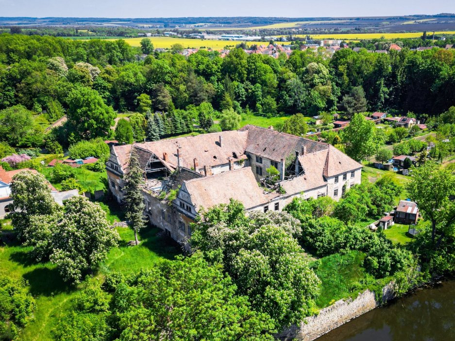 Zámecký areál ve Vršovicích (okres Louny) o rozloze 15 805 m² s celkovou podlahovou plochou cca 5 000 m² je situovaný v malebné zátočině na břehu řeky Ohře, vhodný pro podnikatelské využití. Součástí je historický zámek se čtyřkřídlou dispozicí a třemi hospodářskými budovami, z nichž jedna již prošla částečnou rekonstrukcí a nabízí široké možnosti pro ubytování, zdravotnictví či wellness.