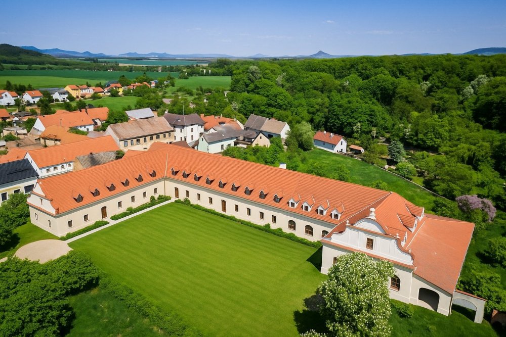 Zámecký areál ve Vršovicích (okres Louny) o rozloze 15 805 m² s celkovou podlahovou plochou cca 5 000 m² je situovaný v malebné zátočině na břehu řeky Ohře, vhodný pro podnikatelské využití. Součástí je historický zámek se čtyřkřídlou dispozicí a třemi hospodářskými budovami, z nichž jedna již prošla částečnou rekonstrukcí a nabízí široké možnosti pro ubytování, zdravotnictví či wellness.