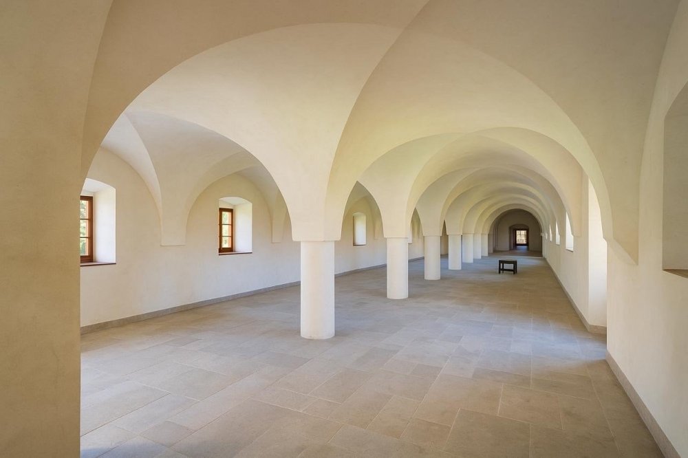 Zámecký areál ve Vršovicích (okres Louny) o rozloze 15 805 m² s celkovou podlahovou plochou cca 5 000 m² je situovaný v malebné zátočině na břehu řeky Ohře, vhodný pro podnikatelské využití. Součástí je historický zámek se čtyřkřídlou dispozicí a třemi hospodářskými budovami, z nichž jedna již prošla částečnou rekonstrukcí a nabízí široké možnosti pro ubytování, zdravotnictví či wellness.