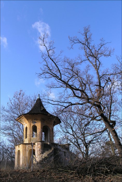 Osmiboká budova ve tvaru pagody - Čínský altán - se nachází nedaleko zámečku, postaven byl v roce 1822.