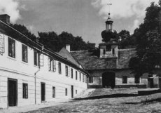 Historie usedlosti Cibulka se začala psát již ve 14. století. Dominantou areálu je empírový zámeček z 19. století. (Snímek pochází z roku 1920)
