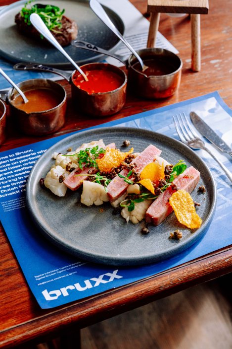 Perfektně šťavnatý steak nevzniká náhodou. Není to ani otázka drahého masa nebo profesionální kuchyně, ale několika zásad, které oddělují skvělý výsledek od vysušeného kusu masa.