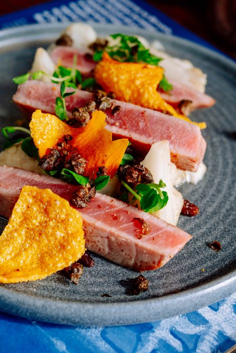 Perfektně šťavnatý steak nevzniká náhodou. Není to ani otázka drahého masa nebo profesionální kuchyně, ale několika zásad, které oddělují skvělý výsledek od vysušeného kusu masa.