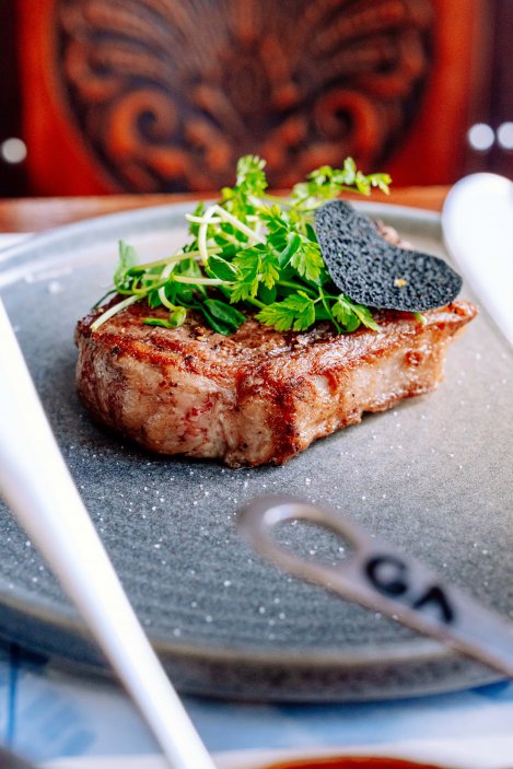 Perfektně šťavnatý steak nevzniká náhodou. Není to ani otázka drahého masa nebo profesionální kuchyně, ale několika zásad, které oddělují skvělý výsledek od vysušeného kusu masa.