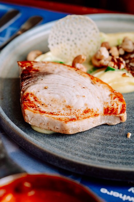 Perfektně šťavnatý steak nevzniká náhodou. Není to ani otázka drahého masa nebo profesionální kuchyně, ale několika zásad, které oddělují skvělý výsledek od vysušeného kusu masa.