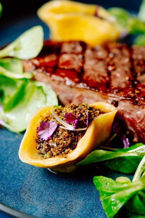 Perfektně šťavnatý steak nevzniká náhodou. Není to ani otázka drahého masa nebo profesionální kuchyně, ale několika zásad, které oddělují skvělý výsledek od vysušeného kusu masa.