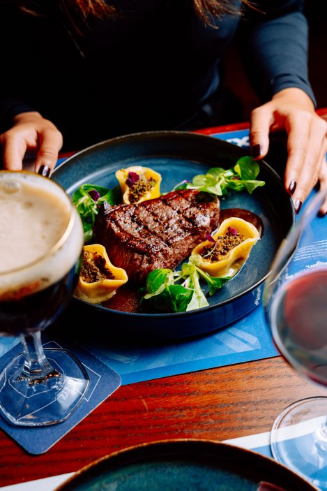 Perfektně šťavnatý steak nevzniká náhodou. Není to ani otázka drahého masa nebo profesionální kuchyně, ale několika zásad, které oddělují skvělý výsledek od vysušeného kusu masa.