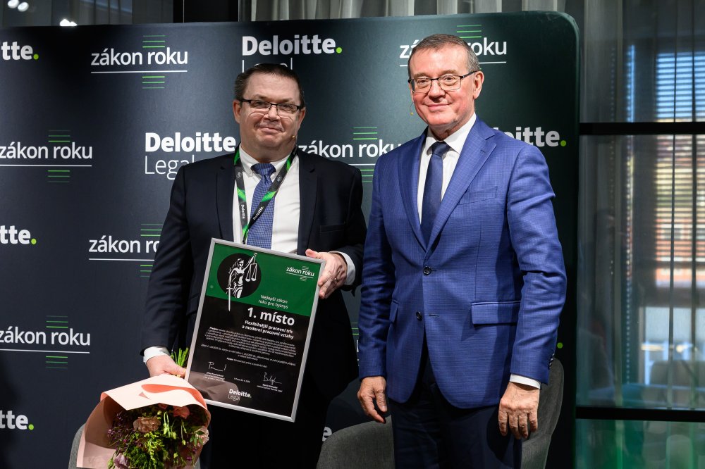 Zákon roku - 1. místo přebírá Jiří Vaňásek. Cenu předává Bohdan Wojnar