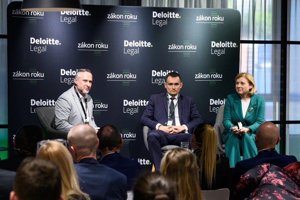 Zákon roku - debata zleva Martin Bohuslav z Deloitte, Lukáš Klučka z Min. vnitra a Věra Jourová, poradkyně prezidenta a bývalá eurokomisařka