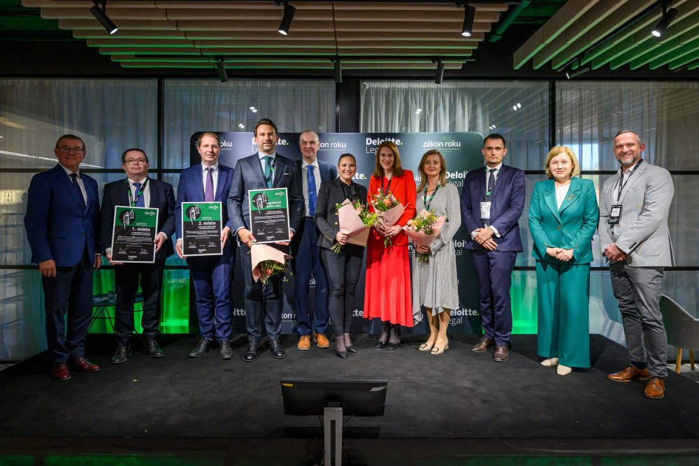  Zleva: Bohdan Wojnar ze Svazu průmyslu a dopravy; Jiří Vaňásek z MPSV; senátor Ondřej Lochman; rektor Univerzity Palackého  Michael Kohajda; Jiří Nesrovnal z Komory daňových poradců; moderátorka Michaela Vašinová, Jiřina Procházková, partnerka Deloitte Legal; Monika Novotná z České advokátní komory; vládní náměstek Lukáš Klučka; poradkyně prezidenta Věra Jourová; Martin Bohuslav, vedoucí partner Deloitte Legal