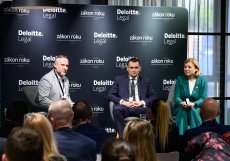 Zákon roku - debata zleva Martin Bohuslav z Deloitte, Lukáš Klučka z Min. vnitra a Věra Jourová, poradkyně prezidenta a bývalá eurokomisařka