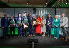  Zleva: Bohdan Wojnar ze Svazu průmyslu a dopravy; Jiří Vaňásek z MPSV; senátor Ondřej Lochman; rektor Univerzity Palackého  Michael Kohajda; Jiří Nesrovnal z Komory daňových poradců; moderátorka Michaela Vašinová, Jiřina Procházková, partnerka Deloitte Legal; Monika Novotná z České advokátní komory; vládní náměstek Lukáš Klučka; poradkyně prezidenta Věra Jourová; Martin Bohuslav, vedoucí partner Deloitte Legal