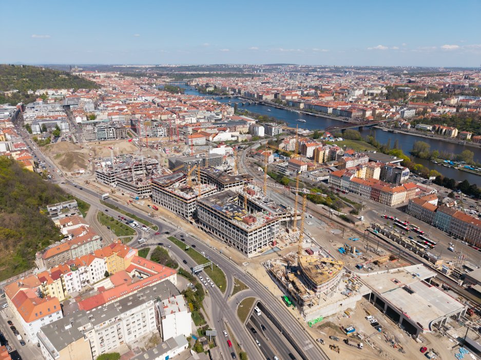 Největší urbanistický projekt v centru Prahy od dob Vinohrad míří do další fáze. Sekyra Group zahájila výstavbu tří nových bloků Smíchov City za pět miliard korun. Přinese téměř 800 bytů pro dva tisíce lidí.